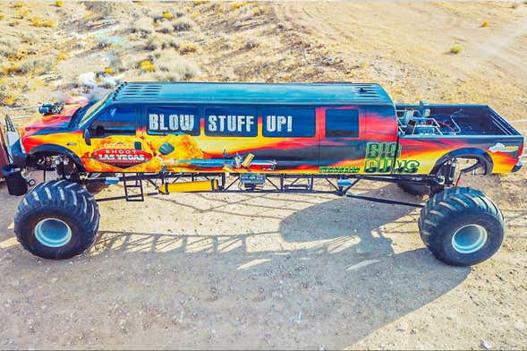 Conducción de un monster truck en el desierto de Las Vegas