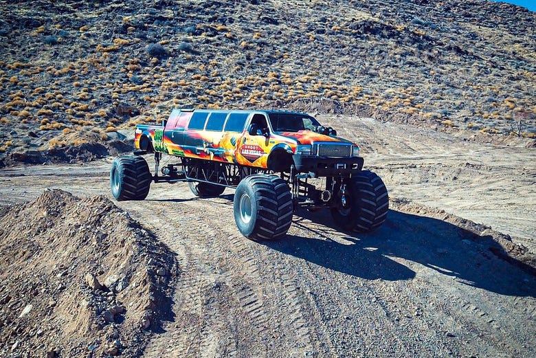 Pilotando un monster truck por el desierto de Las Vegas