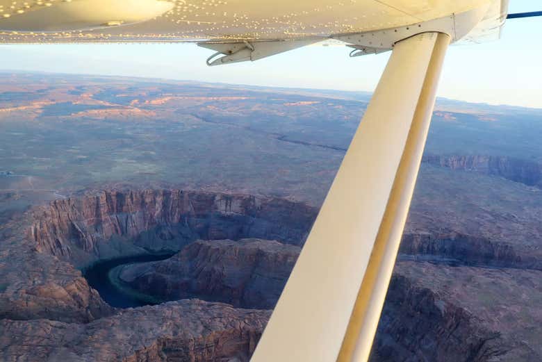 La avioneta sobrevolando el cañón del Antílope