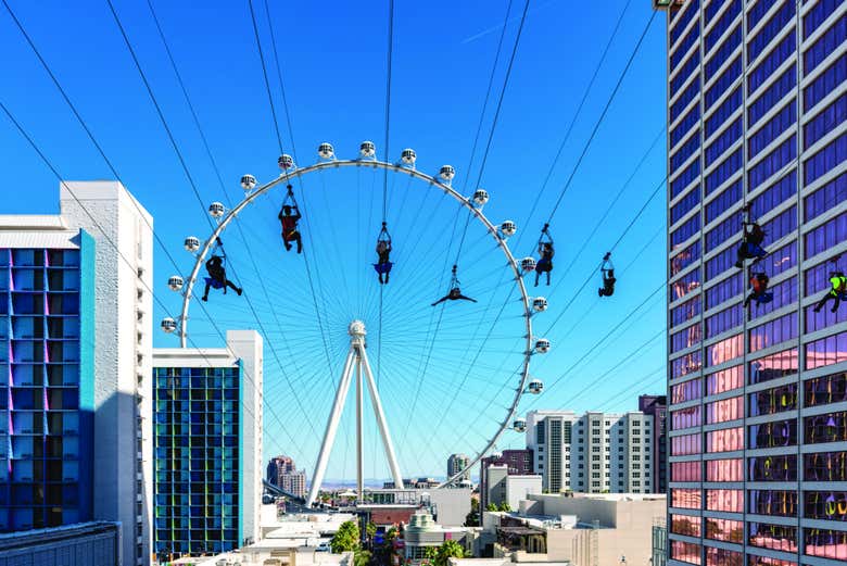 Disfrutando de la tirolina Fly LINQ de Las Vegas