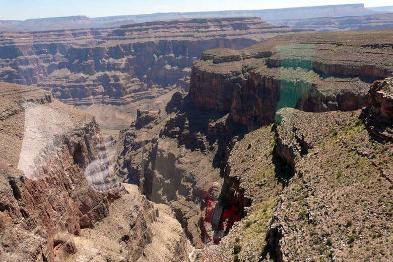 Vistas desde el helicóptero en el Gran Cañón 