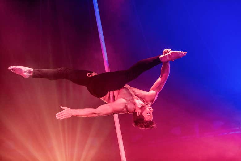 Acrobacias en Atomic Saloon Show