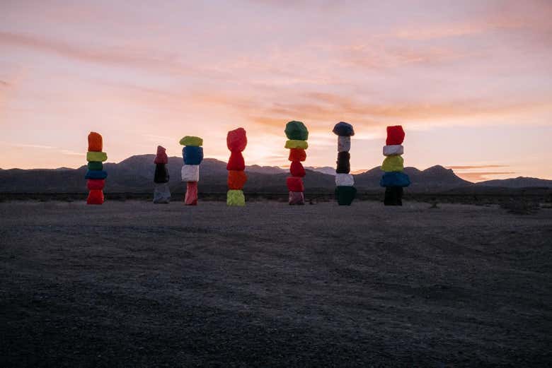 Vistas al atardecer de las Seven Magic Mountains